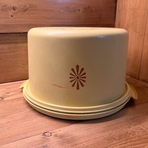 Vintage Tupperware Harvest Gold (Yellowish) sunburst round cake carrier